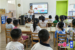 孩子们认实倾听、积极参